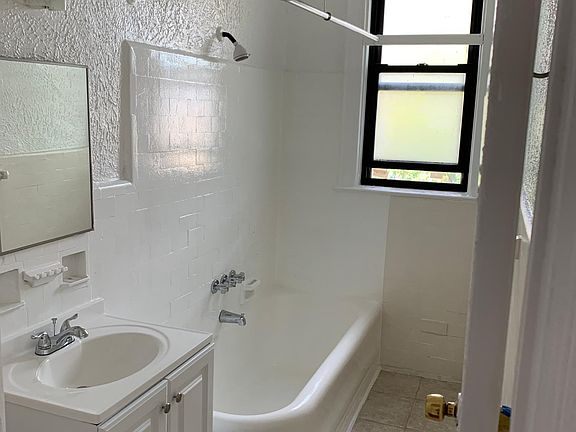 4th image of 15803 Sanford Ave APT 2E