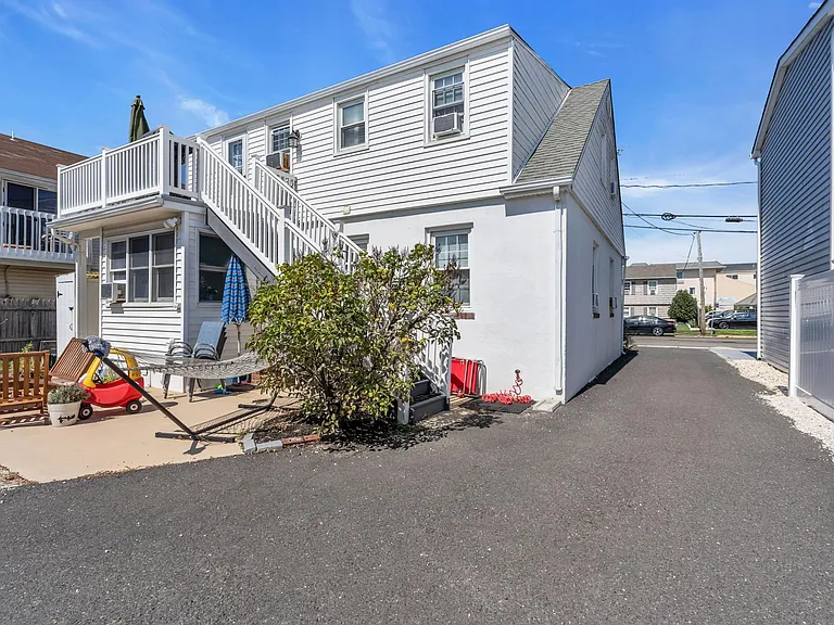 104 Washington Ave — Photo 16