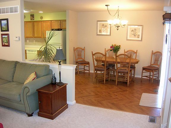 Dining room w/ hardwood laminate flooring