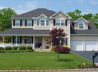 8 Parkland Ct, Bayport, NY 11705
