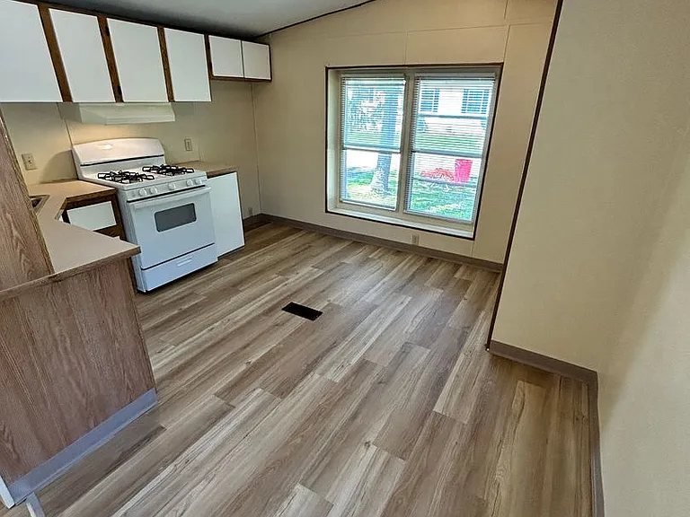 320 Thompson Rd — Photo 2