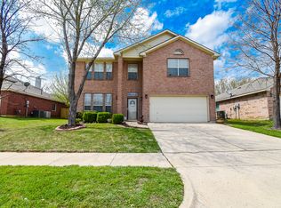 7016 Park Green Dr, Arlington, TX 76001