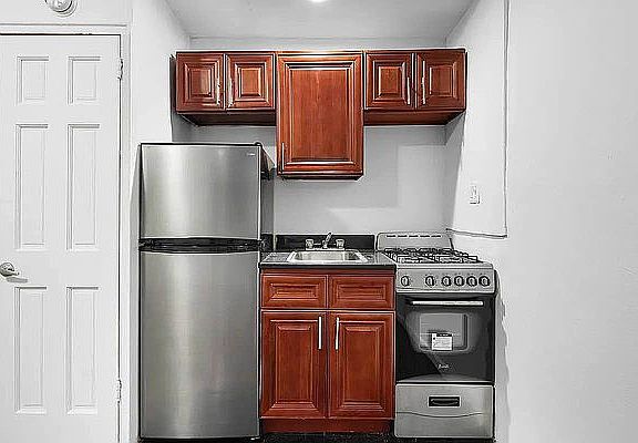 4th image of 102 W 80th St #2