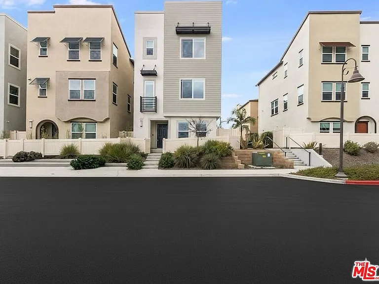 713 Daniel Freeman Cir — Photo 3