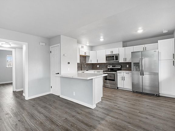 Stainless steel appliances, extra large refrigerator with water and ice, microwave, garbage disposal,