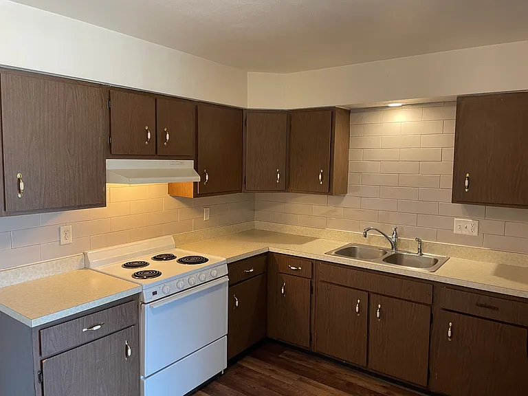 Immaculate Updated 1 and 2 Bedrooms with 1 Bath — Photo 2
