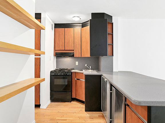 3rd image of 320 E 54th St APT 6A