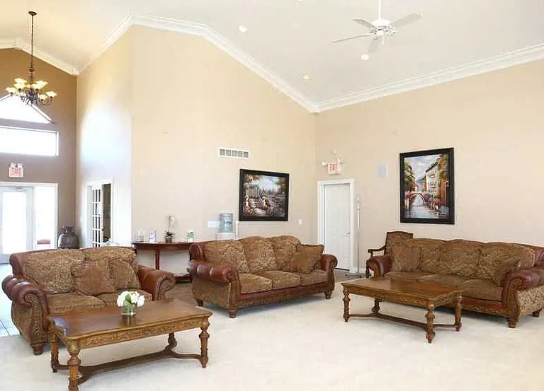 Kings Lane Apartments — Photo 10