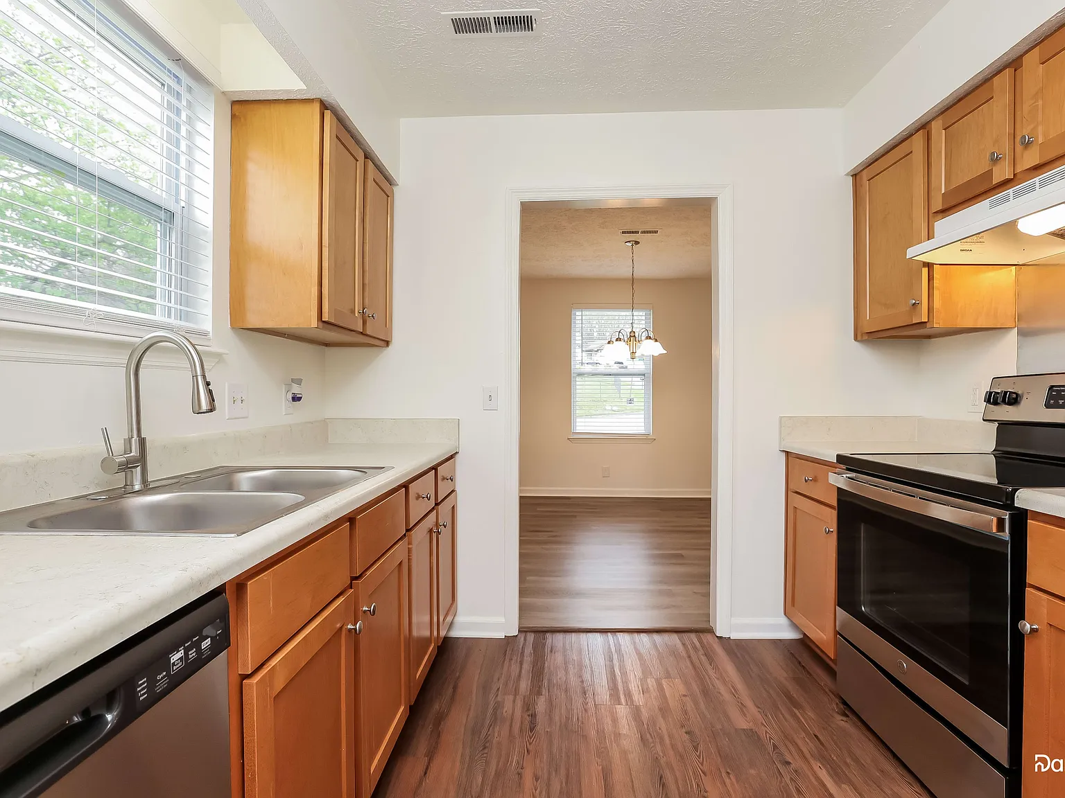 3 bed, 2.0 bath, 1224 sqft, $2,050 — Photo 3