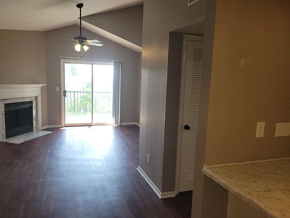 4th image of 916 Carriage Circle Ln