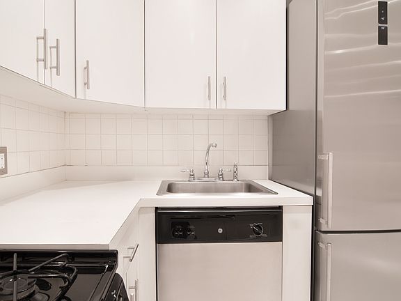 4th image of 150 W 58th St APT 5C