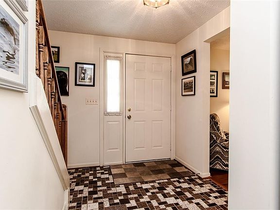 5th image of 10 Farmingham Dr