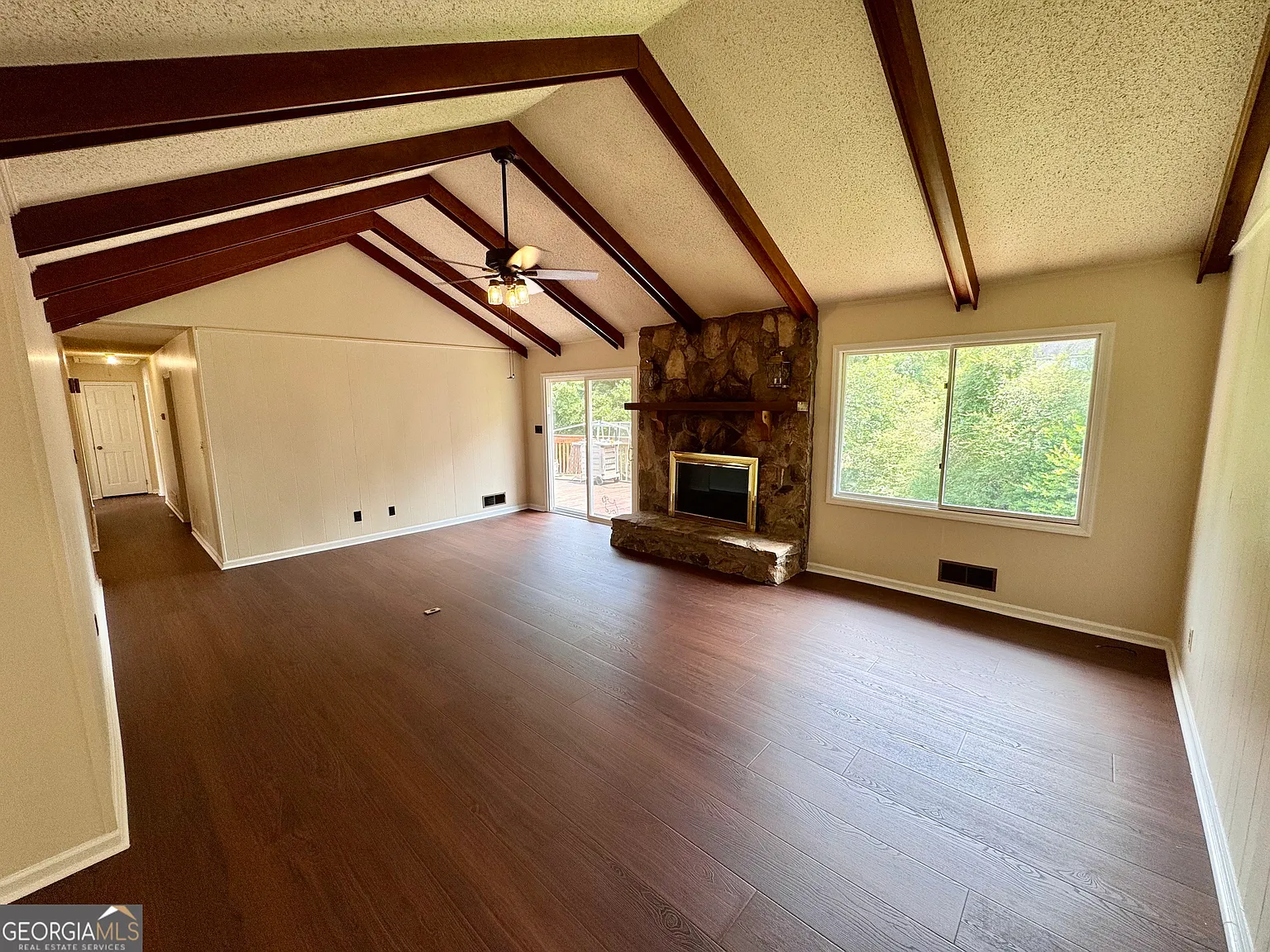 3 bed, 2.0 bath, 2400 sqft, $2,300 — Photo 2