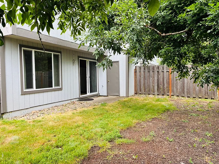 933-937 NW Sequoia Ave — Photo 6