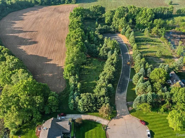 1 Prince Edward Dr, Howell, MI 48843