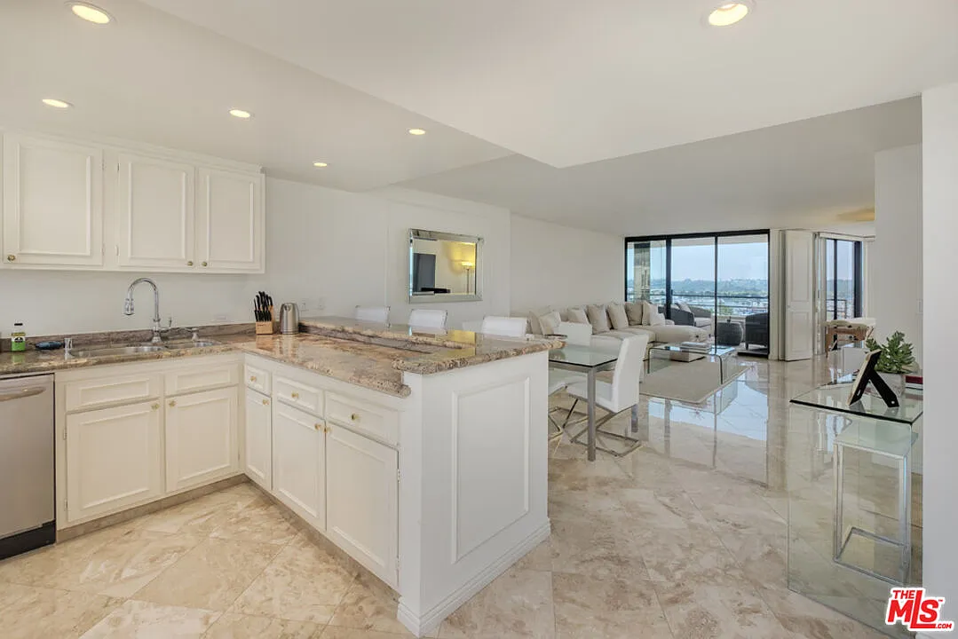 1 bed, 1.0 bath, 935 sqft, $4,500 — Photo 2