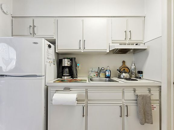 4th image of 1205 Surf Ave #13