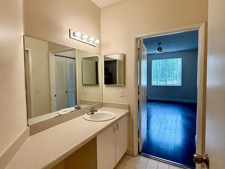 6928 SW 39th St #A107 — Photo 5