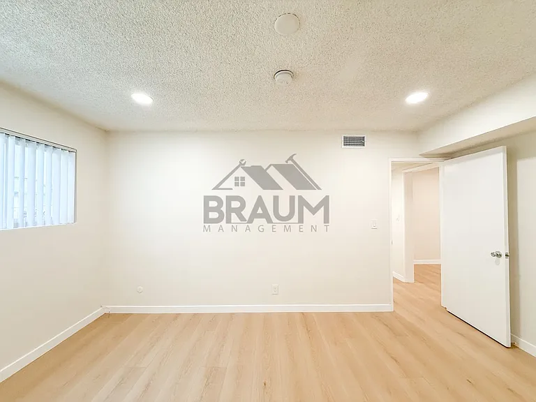 6041 WHITSETT — Photo 19