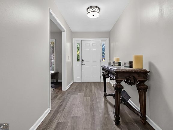 3rd image of 4866 Jennifer Ln