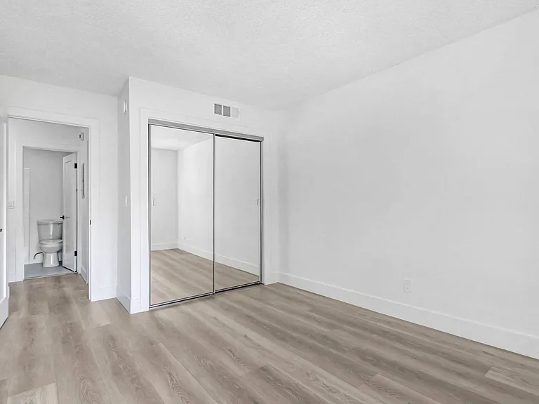 8300 De Longpre — Photo 27