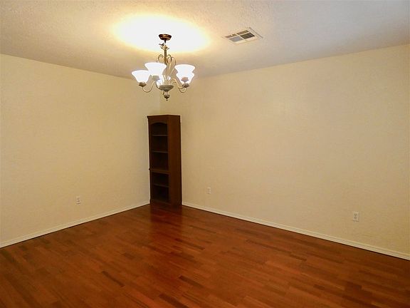 4th image of 5409 NW Cottonwood Dr