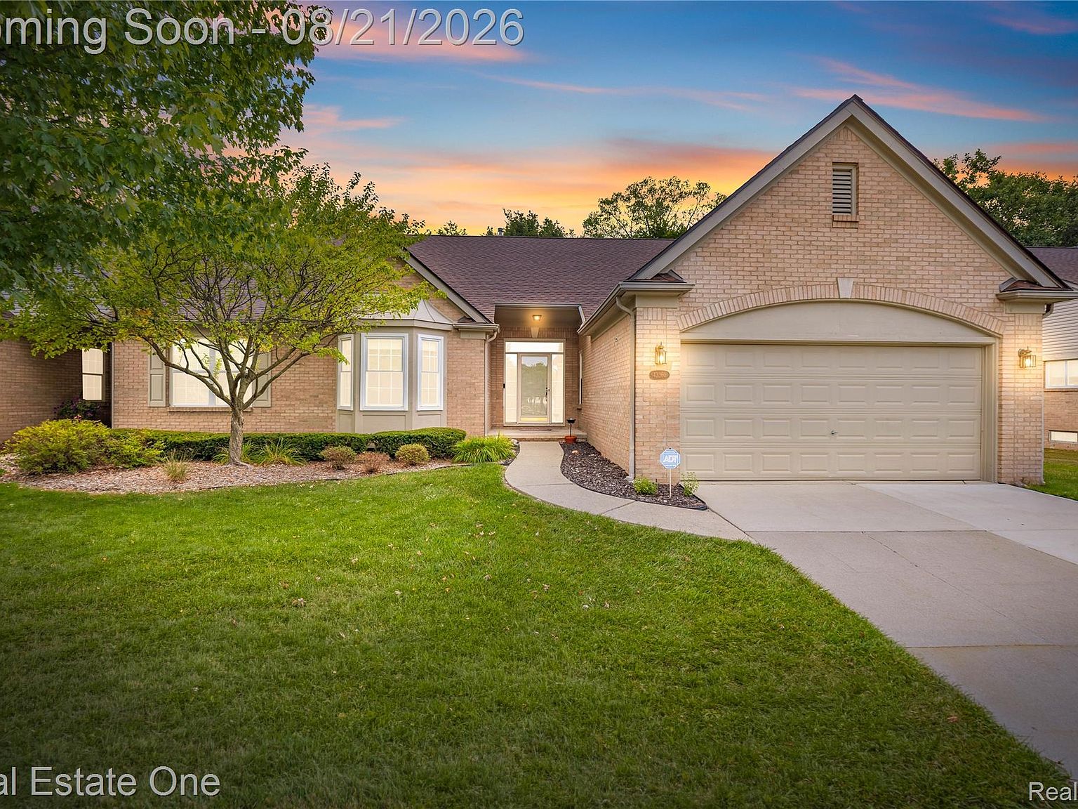 43360 Creek Dr, Clinton Township, MI 48038