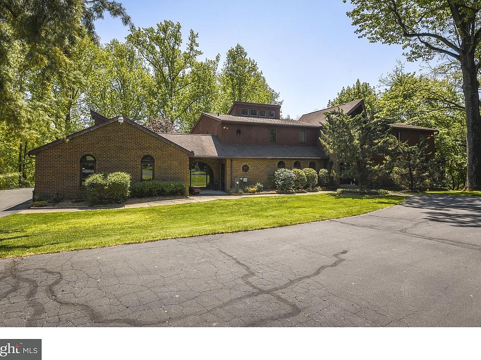 1st image of 15 Kings Oak Ln