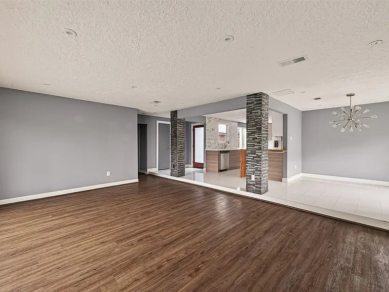 2130 Round Lake Dr — Photo 14
