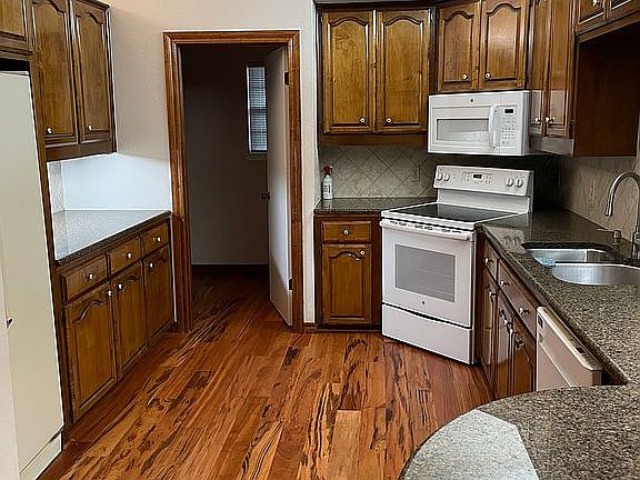 5th image of 616 NW Waterford Dr