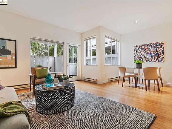 3rd image of 215 Bayside Ct