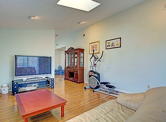 4th image of 14818 Seaforth Ave