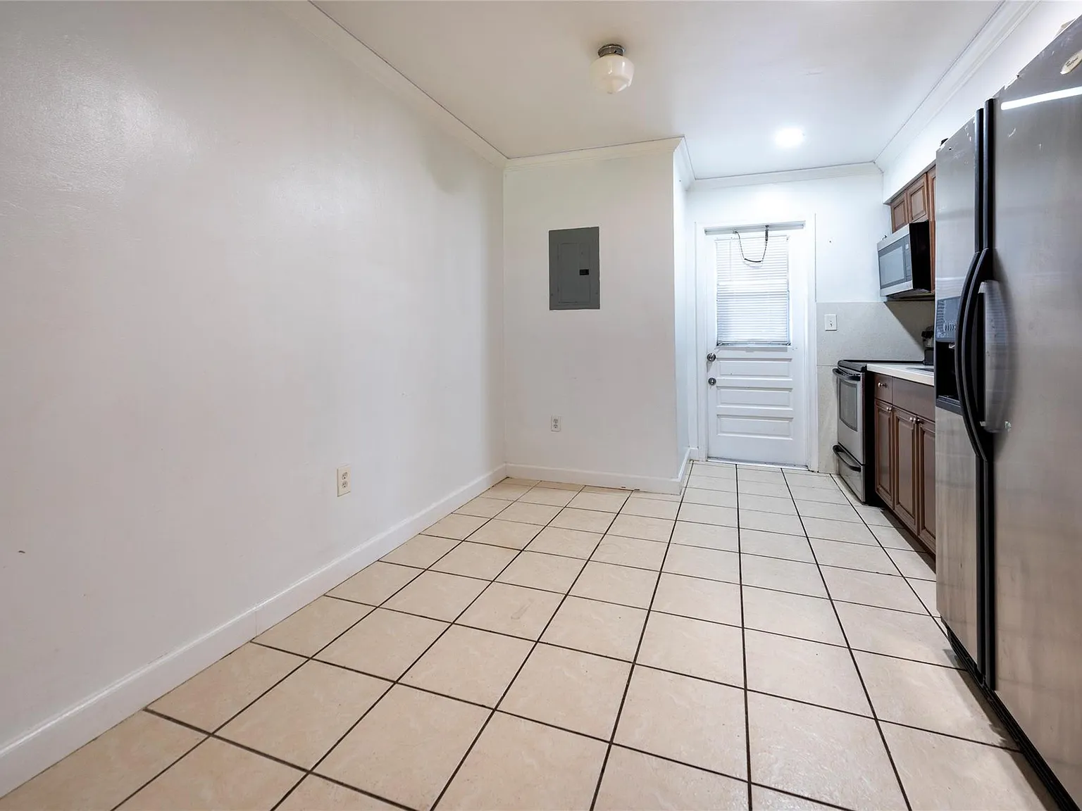 2 bed, 1.0 bath, 1571 sqft, $2,100 — Photo 3