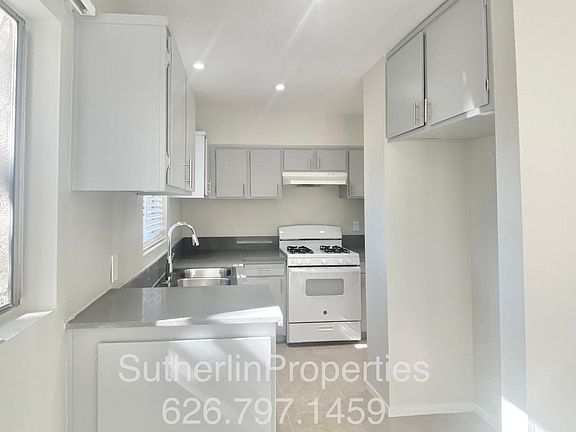 Wonderfully functional 'L' shaped kitchen with large fridge alcove (which can accommodate a fridge 36 inches in width, and 70 inches in height - counter-depth is the perfect depth for a fridge in this alcove). Tenant provides their own fridge
