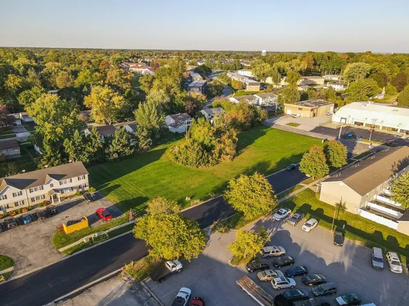 1701 Firestone Ln, Valparaiso, IN 46383