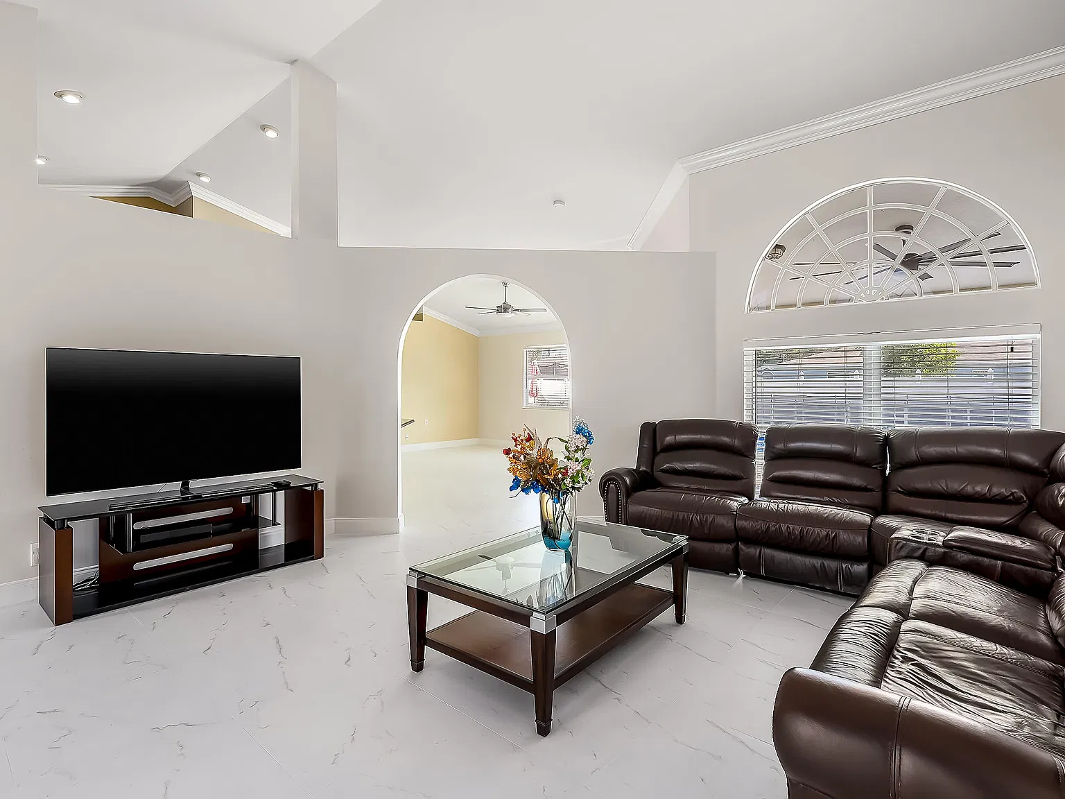3 bed, 2.0 bath, 2076 sqft, $3,650 — Photo 4