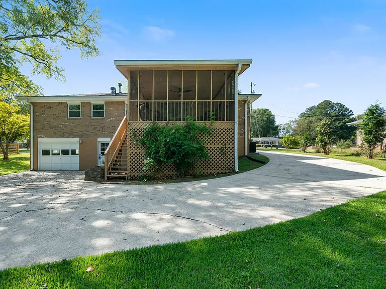 1370 Angus Trl SW — Photo 30