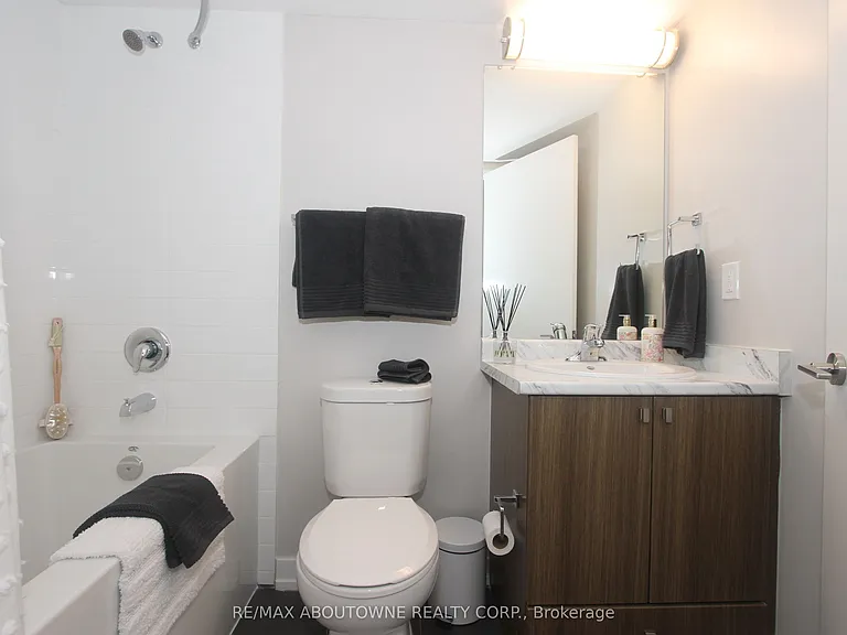 561 Sherbourne St #3207 — Photo 9