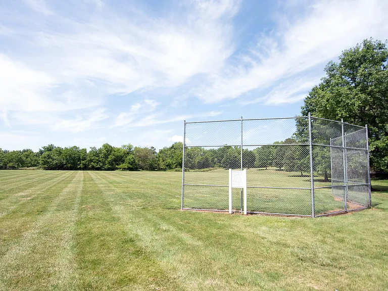 652 Longwood Rd — Photo 34