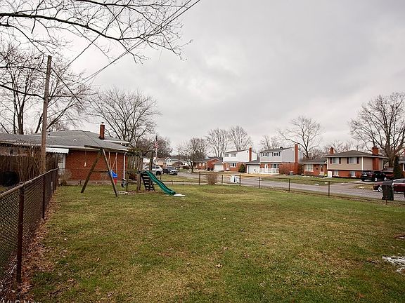 4th image of 828 Jamestown Ave