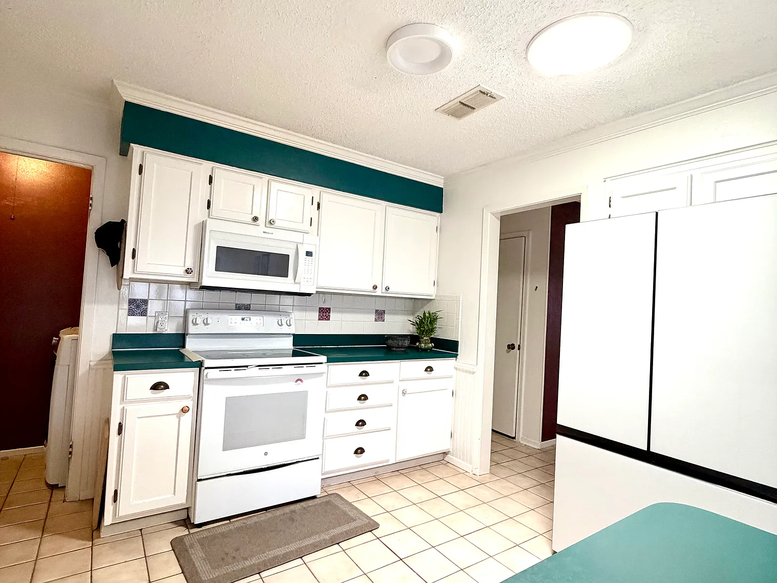 3 bed, 1957 sqft, $2,450 — Photo 3