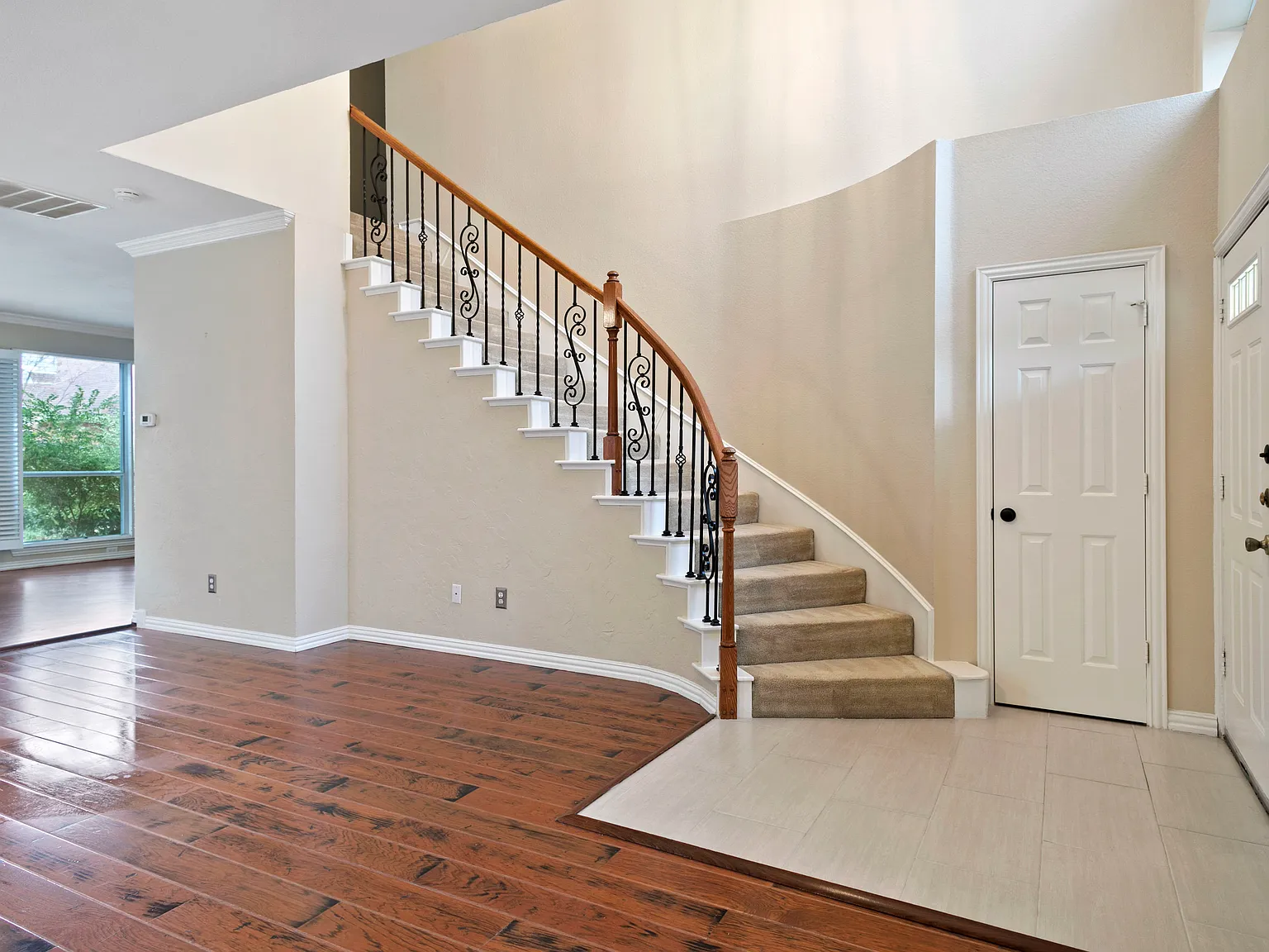 3 bed, 2.5 bath, 1949 sqft, $3,200 — Photo 3