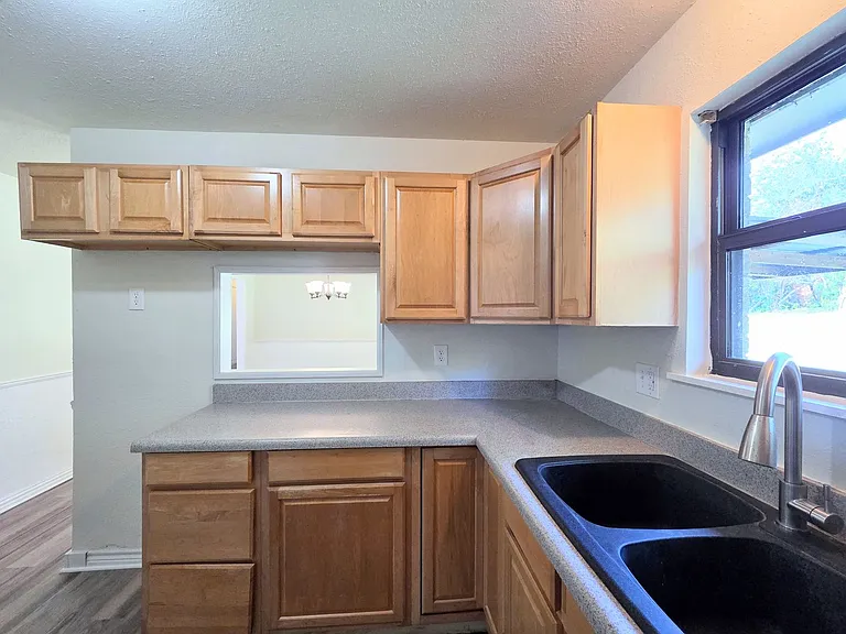 217 Ross Ave — Photo 23