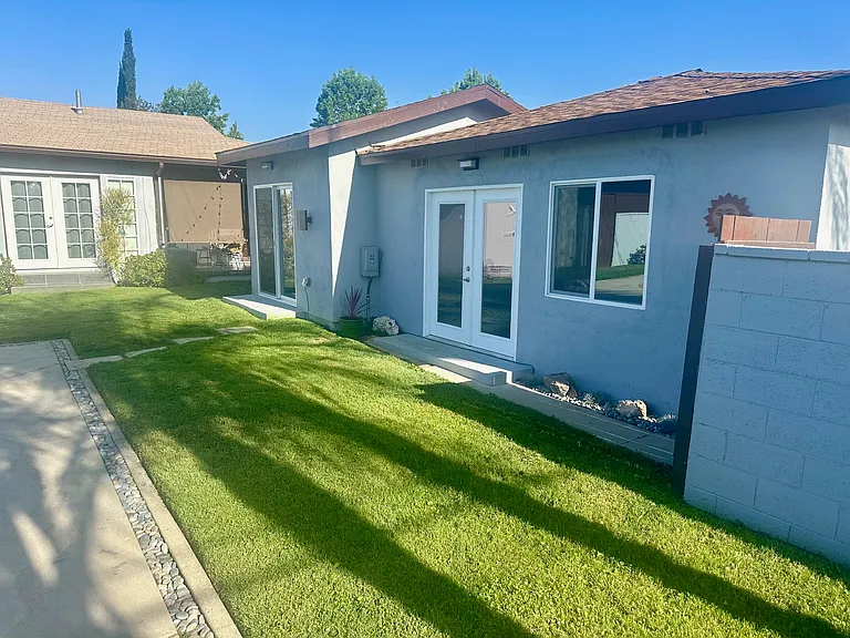 8958 N Swinton Ave — Photo 6
