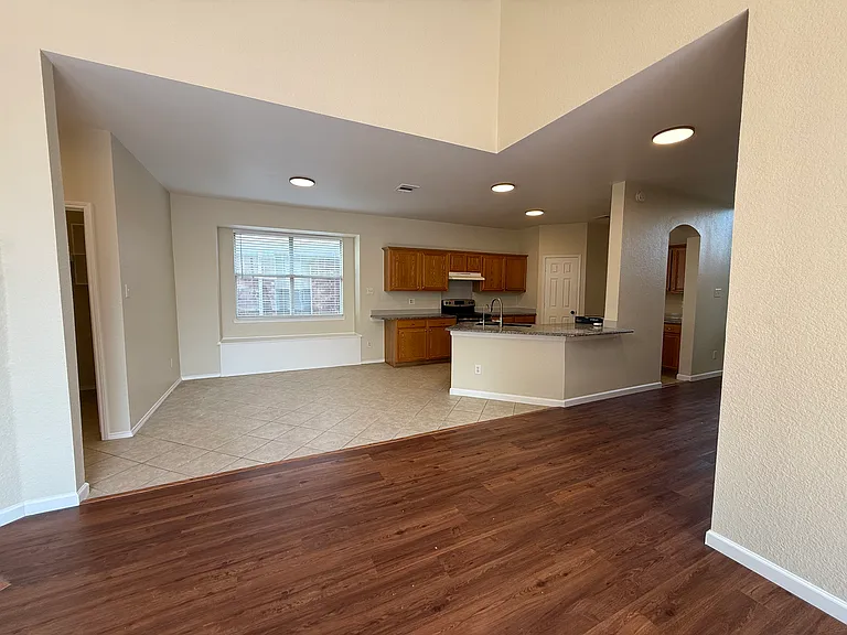 1534 Broadmoor Dr — Photo 8
