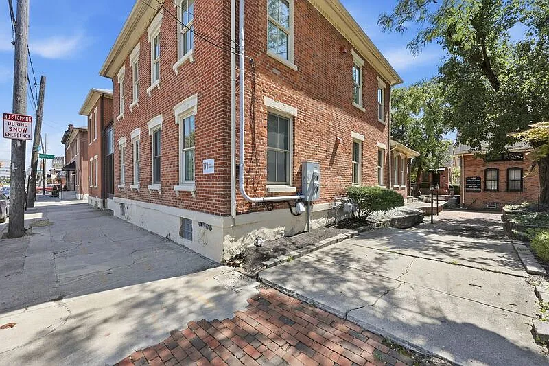 1 bed, 1.5 bath, 1172 sqft, $2,300 — Photo 3