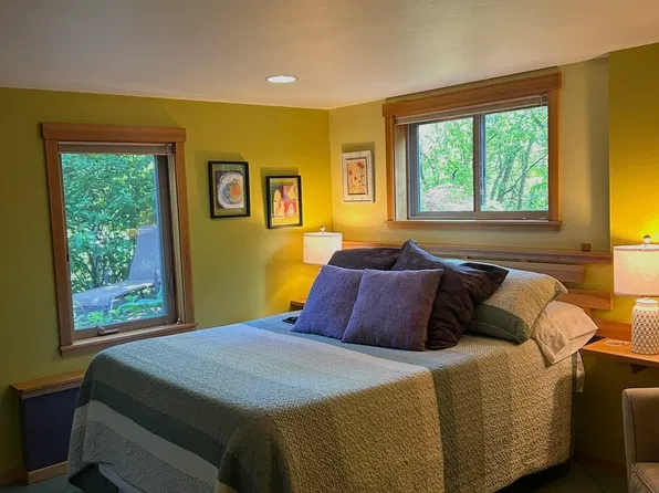 1843 Rebecca Ave, Hood River, OR 97031