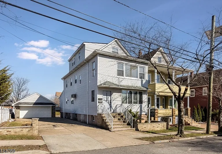 182 Pierre Ave — Photo 1