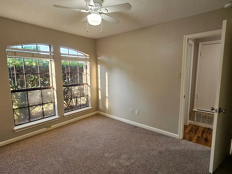 1402 Sheppard Ln — Photo 32