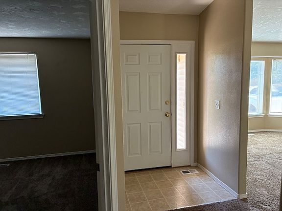 3rd image of 931 Meadow Dr